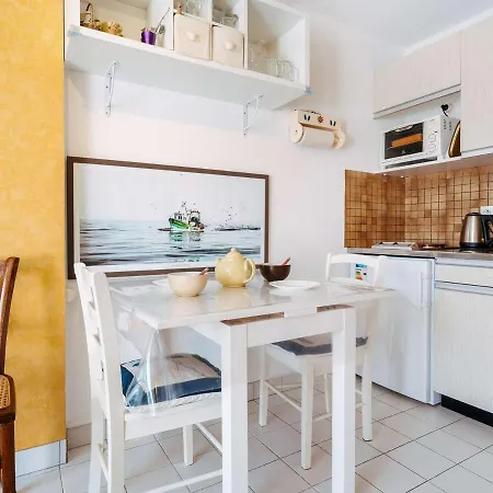 A Carnac: 24m², Proche Plage/commerces, Parking, Balcon Sud, Petit Animal Ok - Fr-1-477-108 *